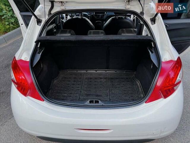 Белый Пежо 208, объемом двигателя 1.56 л и пробегом 175 тыс. км за 7900 $, фото 37 на Automoto.ua