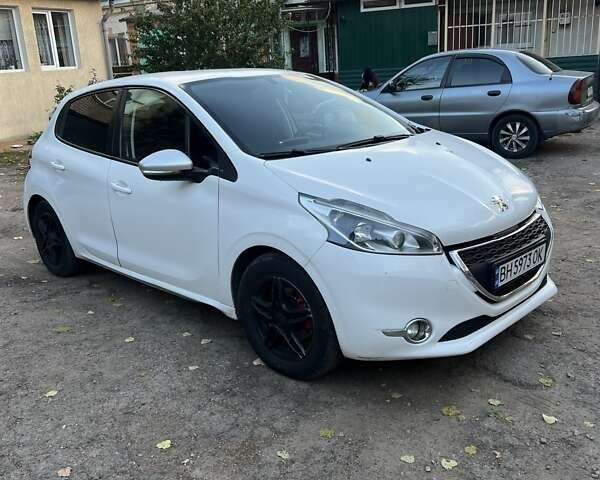 Пежо 208 2013 в Одессе на Automoto.ua Белый Пежо 208, объемом двигателя 1.56 л и пробегом 190 тыс. км за 4999 $, фото 3 на Automoto.ua