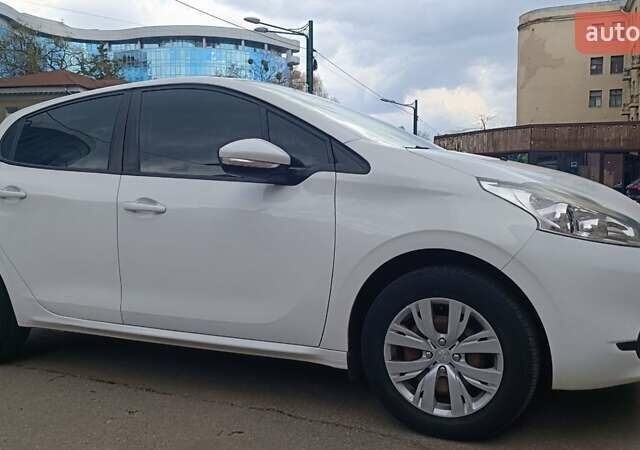 Белый Пежо 208, объемом двигателя 1.2 л и пробегом 92 тыс. км за 7500 $, фото 20 на Automoto.ua