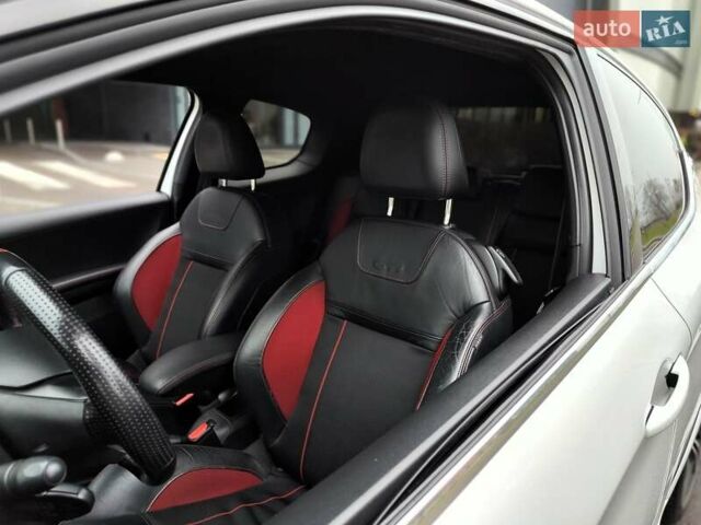 Белый Пежо 208, объемом двигателя 1.6 л и пробегом 137 тыс. км за 6990 $, фото 3 на Automoto.ua