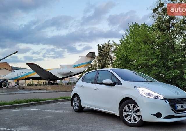 Белый Пежо 208, объемом двигателя 1.2 л и пробегом 177 тыс. км за 6700 $, фото 2 на Automoto.ua