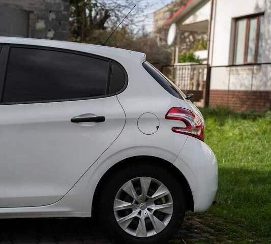 Белый Пежо 208, объемом двигателя 1.4 л и пробегом 187 тыс. км за 5900 $, фото 4 на Automoto.ua