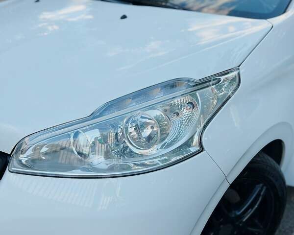 Белый Пежо 208, объемом двигателя 1.56 л и пробегом 175 тыс. км за 7900 $, фото 24 на Automoto.ua