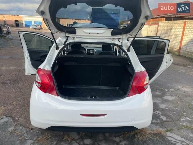 Пежо 208 2013 в Житомире на Automoto.ua Белый Пежо 208, объемом двигателя 1.57 л и пробегом 255 тыс. км за 5700 $, фото 8 на Automoto.ua