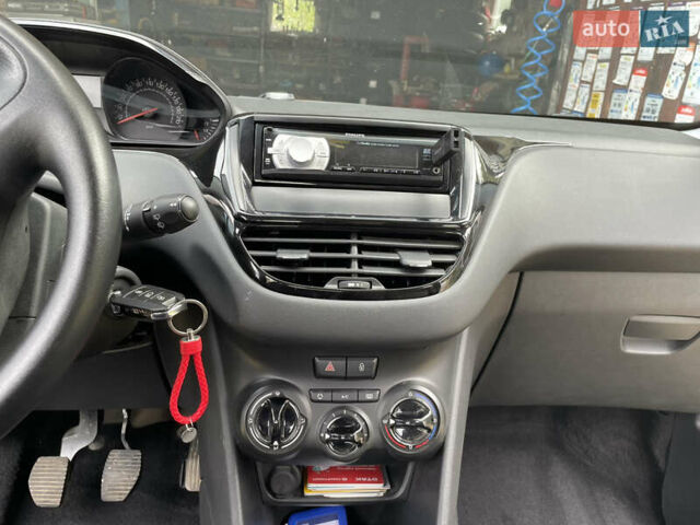 Белый Пежо 208, объемом двигателя 1 л и пробегом 68 тыс. км за 5700 $, фото 16 на Automoto.ua