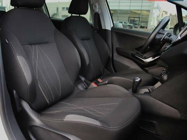 Белый Пежо 208, объемом двигателя 1.2 л и пробегом 93 тыс. км за 7800 $, фото 10 на Automoto.ua