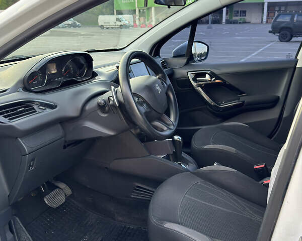 Белый Пежо 208, объемом двигателя 1.2 л и пробегом 95 тыс. км за 7100 $, фото 8 на Automoto.ua