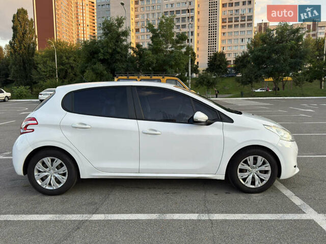 Белый Пежо 208, объемом двигателя 1.2 л и пробегом 95 тыс. км за 7100 $, фото 1 на Automoto.ua