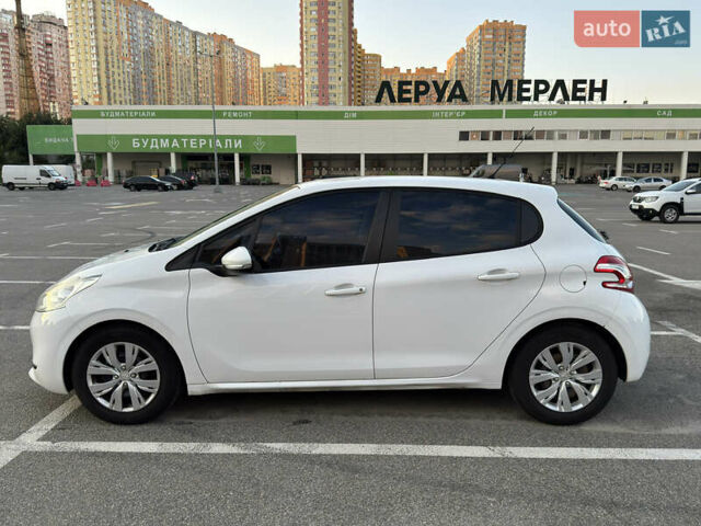 Белый Пежо 208, объемом двигателя 1.2 л и пробегом 95 тыс. км за 7100 $, фото 5 на Automoto.ua