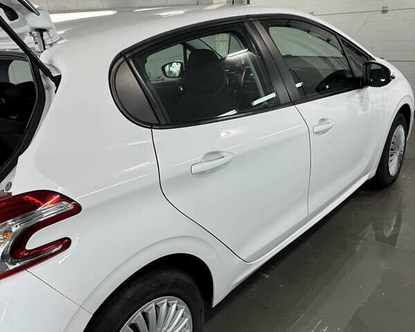 Белый Пежо 208, объемом двигателя 1.2 л и пробегом 105 тыс. км за 8200 $, фото 15 на Automoto.ua