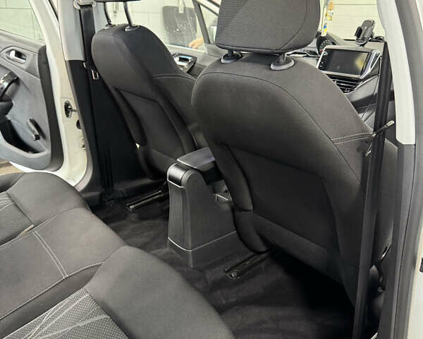 Белый Пежо 208, объемом двигателя 1.2 л и пробегом 105 тыс. км за 8200 $, фото 12 на Automoto.ua