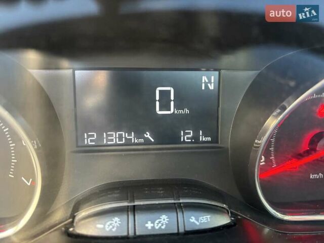 Белый Пежо 208, объемом двигателя 1.2 л и пробегом 120 тыс. км за 8900 $, фото 2 на Automoto.ua
