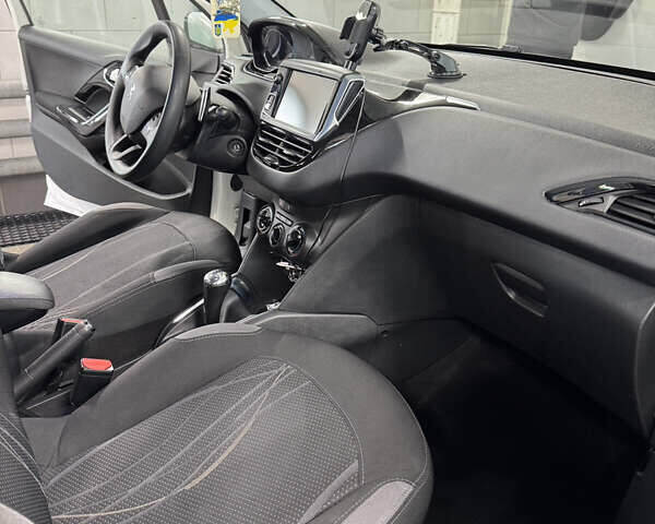 Белый Пежо 208, объемом двигателя 1.2 л и пробегом 105 тыс. км за 8200 $, фото 8 на Automoto.ua