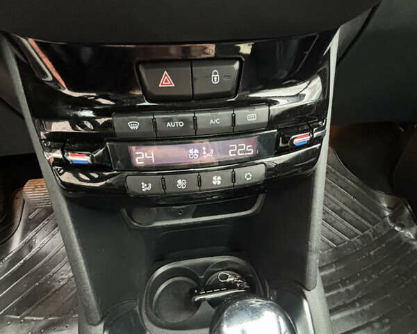 Білий Пежо 208, об'ємом двигуна 1.6 л та пробігом 159 тис. км за 9100 $, фото 14 на Automoto.ua