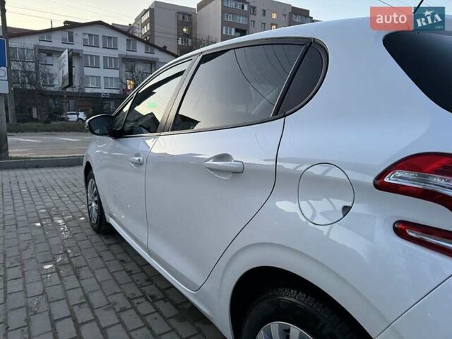 Белый Пежо 208, объемом двигателя 1.2 л и пробегом 90 тыс. км за 7600 $, фото 3 на Automoto.ua