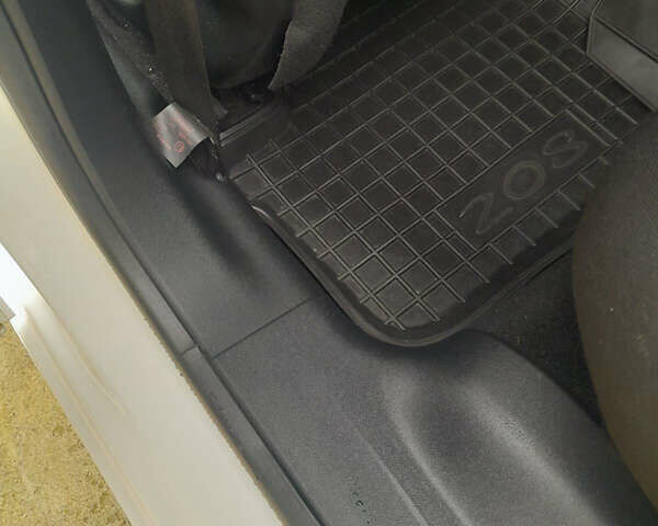 Белый Пежо 208, объемом двигателя 1.4 л и пробегом 164 тыс. км за 7200 $, фото 12 на Automoto.ua