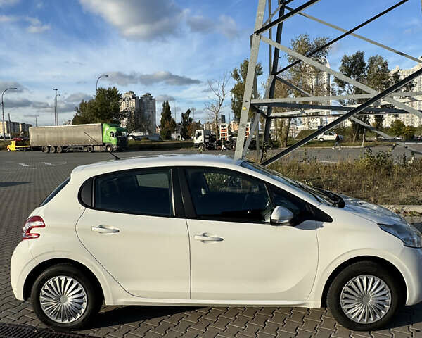 Белый Пежо 208, объемом двигателя 1.2 л и пробегом 105 тыс. км за 8200 $, фото 2 на Automoto.ua
