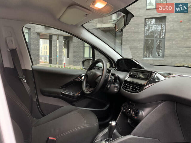 Белый Пежо 208, объемом двигателя 1.4 л и пробегом 164 тыс. км за 7600 $, фото 27 на Automoto.ua