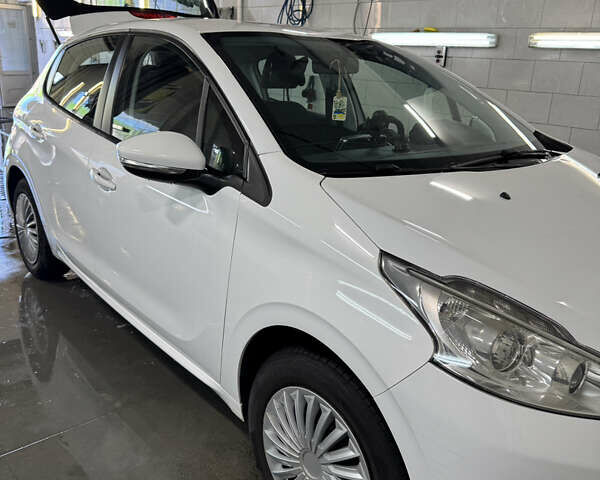 Белый Пежо 208, объемом двигателя 1.2 л и пробегом 105 тыс. км за 8200 $, фото 14 на Automoto.ua