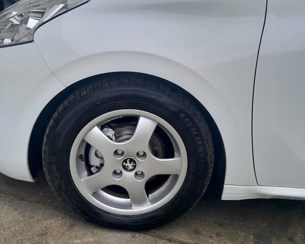 Белый Пежо 208, объемом двигателя 1.4 л и пробегом 164 тыс. км за 7200 $, фото 10 на Automoto.ua