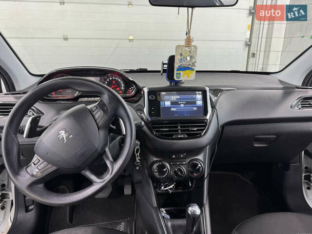 Белый Пежо 208, объемом двигателя 1.2 л и пробегом 105 тыс. км за 8200 $, фото 6 на Automoto.ua