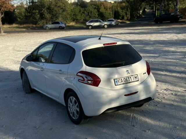 Белый Пежо 208, объемом двигателя 1.2 л и пробегом 100 тыс. км за 8000 $, фото 2 на Automoto.ua