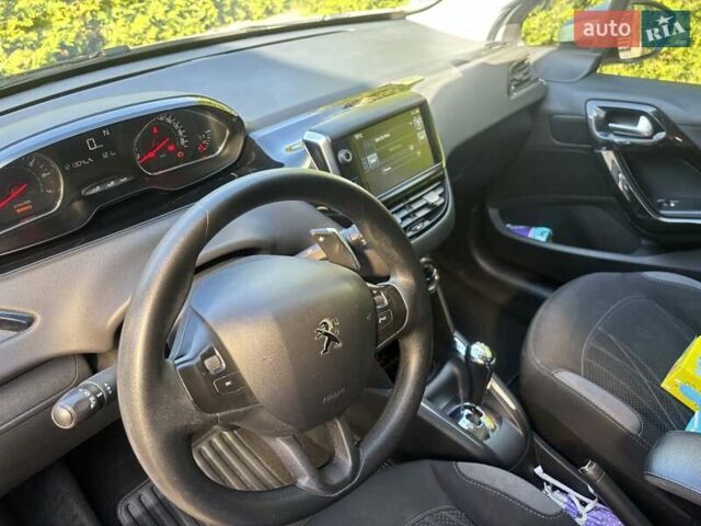 Белый Пежо 208, объемом двигателя 1.2 л и пробегом 120 тыс. км за 8900 $, фото 3 на Automoto.ua