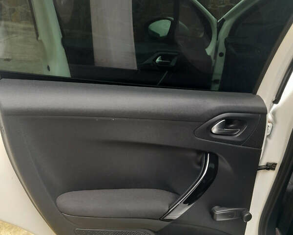 Белый Пежо 208, объемом двигателя 1.4 л и пробегом 164 тыс. км за 7200 $, фото 13 на Automoto.ua