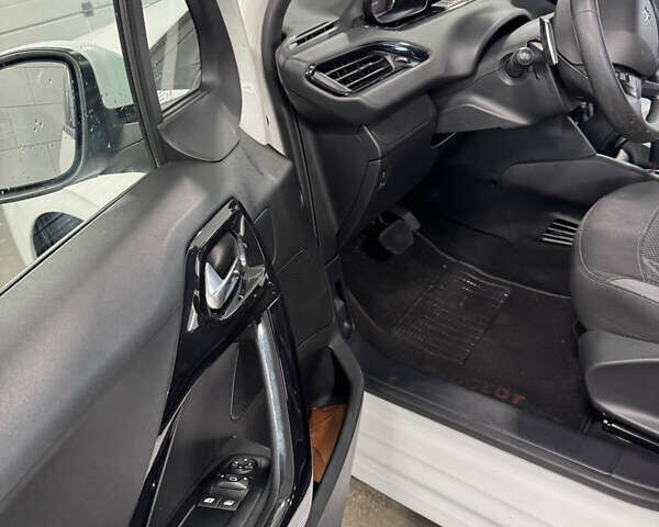 Белый Пежо 208, объемом двигателя 1.2 л и пробегом 105 тыс. км за 8200 $, фото 10 на Automoto.ua