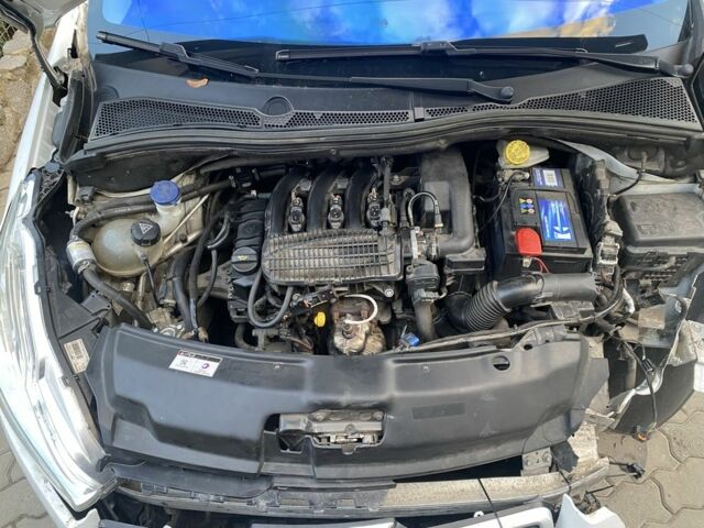 Белый Пежо 208, объемом двигателя 1 л и пробегом 91 тыс. км за 3350 $, фото 4 на Automoto.ua
