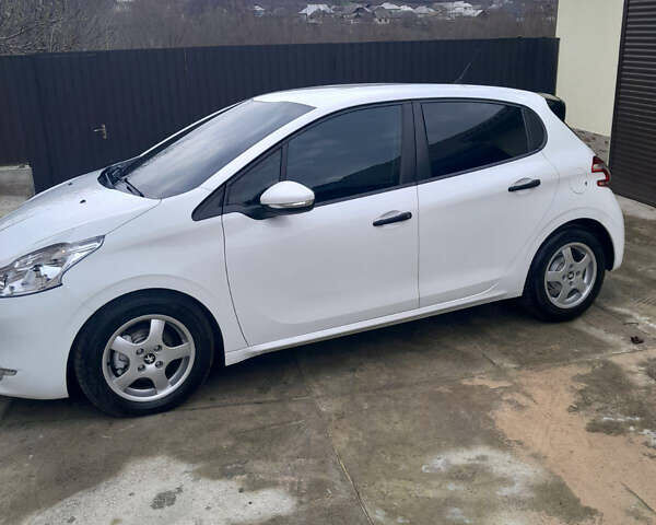 Белый Пежо 208, объемом двигателя 1.4 л и пробегом 164 тыс. км за 7200 $, фото 5 на Automoto.ua