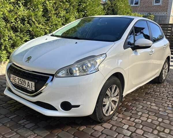 Белый Пежо 208, объемом двигателя 1.2 л и пробегом 120 тыс. км за 8900 $, фото 6 на Automoto.ua