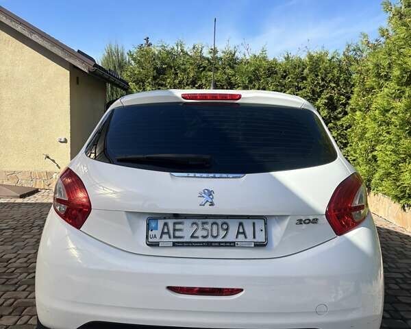 Белый Пежо 208, объемом двигателя 1.2 л и пробегом 120 тыс. км за 8900 $, фото 5 на Automoto.ua