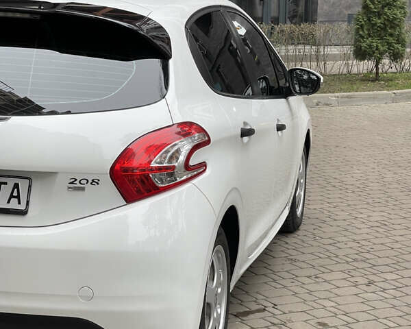 Белый Пежо 208, объемом двигателя 1.4 л и пробегом 164 тыс. км за 7600 $, фото 8 на Automoto.ua