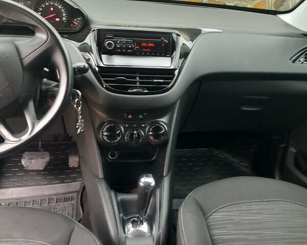 Белый Пежо 208, объемом двигателя 1.4 л и пробегом 164 тыс. км за 7200 $, фото 11 на Automoto.ua