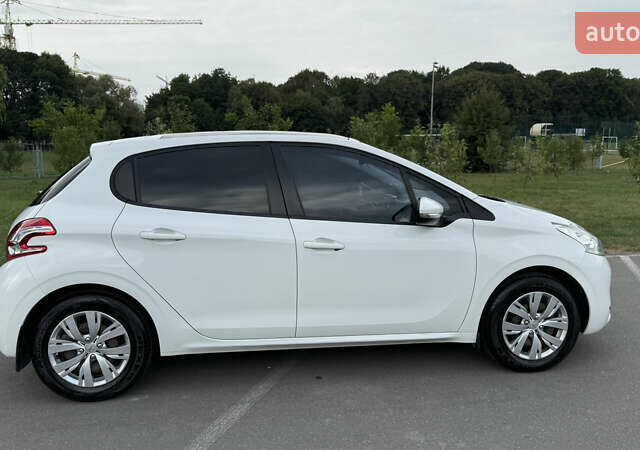 Пежо 208 2014 в Ивано-Франковске на Automoto.ua Белый Пежо 208, объемом двигателя 1.2 л и пробегом 93 тыс. км за 7500 $, фото 3 на Automoto.ua