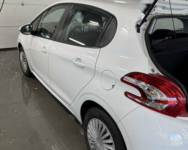 Белый Пежо 208, объемом двигателя 1.2 л и пробегом 105 тыс. км за 8200 $, фото 17 на Automoto.ua