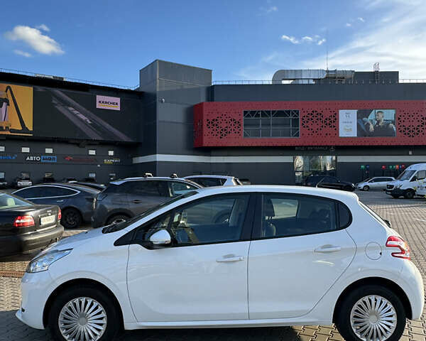 Белый Пежо 208, объемом двигателя 1.2 л и пробегом 105 тыс. км за 8200 $, фото 4 на Automoto.ua