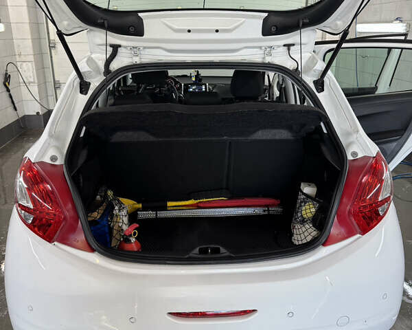 Белый Пежо 208, объемом двигателя 1.2 л и пробегом 105 тыс. км за 8200 $, фото 18 на Automoto.ua