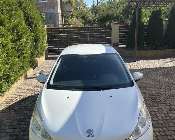 Белый Пежо 208, объемом двигателя 1.2 л и пробегом 120 тыс. км за 8900 $, фото 4 на Automoto.ua