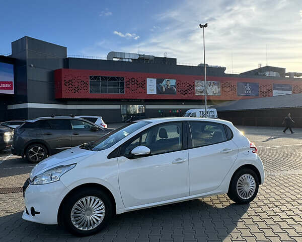 Белый Пежо 208, объемом двигателя 1.2 л и пробегом 105 тыс. км за 8200 $, фото 5 на Automoto.ua