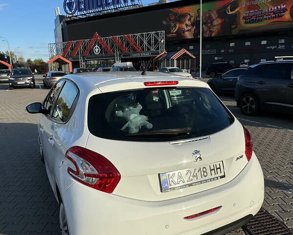 Белый Пежо 208, объемом двигателя 1.2 л и пробегом 105 тыс. км за 8200 $, фото 3 на Automoto.ua
