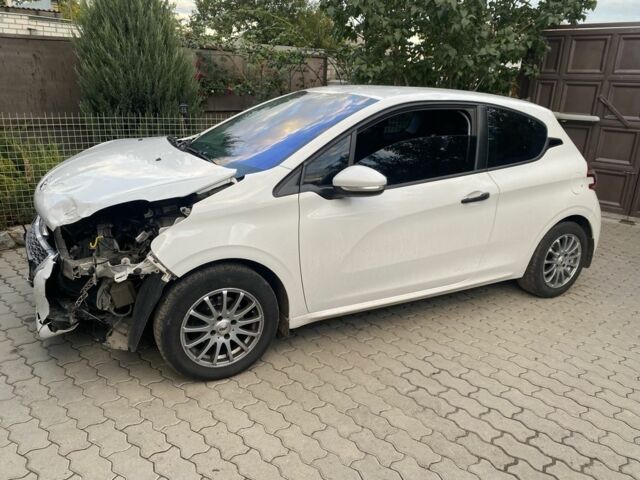 Белый Пежо 208, объемом двигателя 1 л и пробегом 91 тыс. км за 3350 $, фото 6 на Automoto.ua