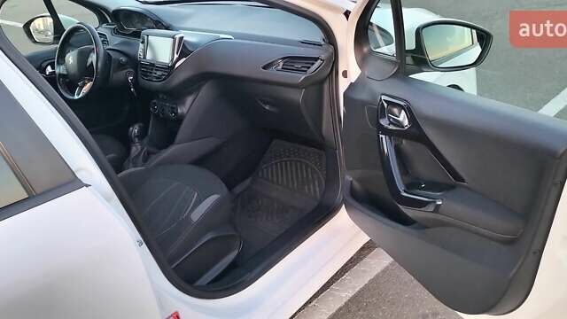 Белый Пежо 208, объемом двигателя 1.4 л и пробегом 199 тыс. км за 7600 $, фото 6 на Automoto.ua