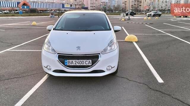 Белый Пежо 208, объемом двигателя 1.4 л и пробегом 199 тыс. км за 7600 $, фото 1 на Automoto.ua
