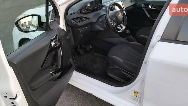 Белый Пежо 208, объемом двигателя 1.4 л и пробегом 199 тыс. км за 7600 $, фото 13 на Automoto.ua