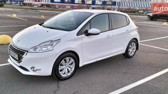 Белый Пежо 208, объемом двигателя 1.4 л и пробегом 199 тыс. км за 7600 $, фото 2 на Automoto.ua