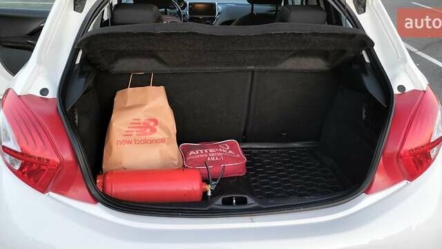 Белый Пежо 208, объемом двигателя 1.4 л и пробегом 199 тыс. км за 7600 $, фото 17 на Automoto.ua