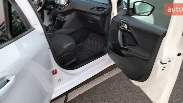 Белый Пежо 208, объемом двигателя 1.4 л и пробегом 199 тыс. км за 7600 $, фото 22 на Automoto.ua