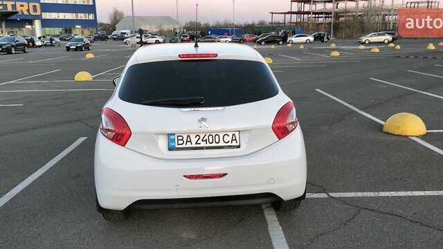 Белый Пежо 208, объемом двигателя 1.4 л и пробегом 199 тыс. км за 7600 $, фото 4 на Automoto.ua